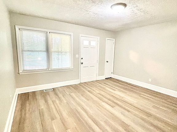 5th image of 220 Woodrow St Unit A