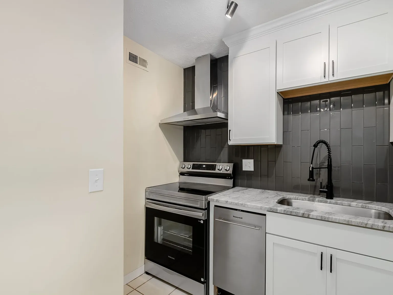 2 bed, 850 sqft, $1,225 — Photo 2