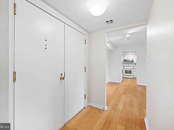 5th image of 1301 N Courthouse Rd APT 1505