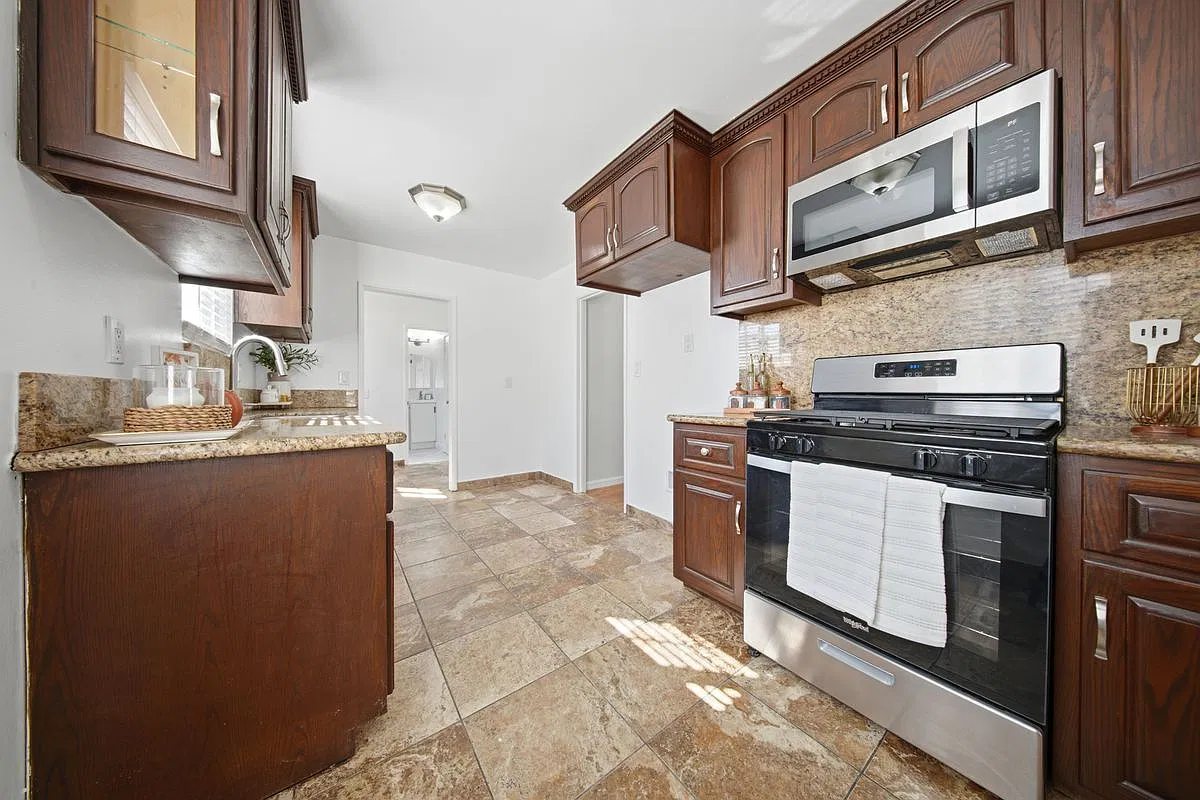 4 bed, 2.0 bath, 1300 sqft, $2,800 — Photo 1