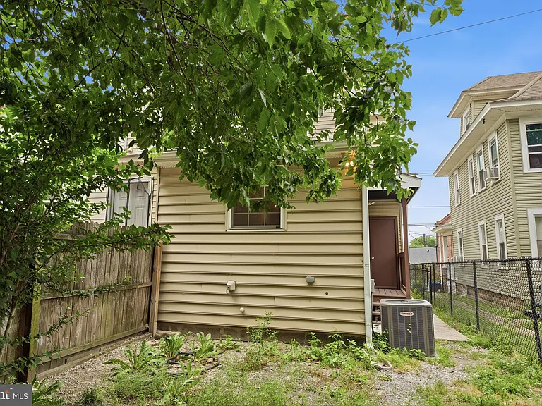 214 Washington St — Photo 32