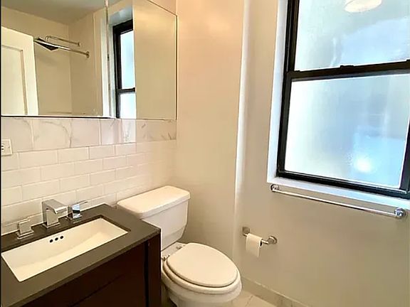 5th image of 72 W 69th St APT 4C