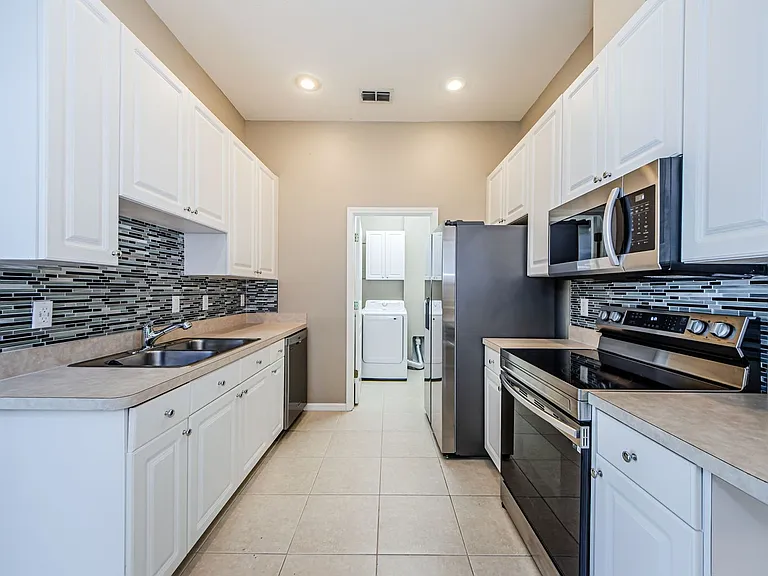 2527 Stanhope Dr — Photo 6