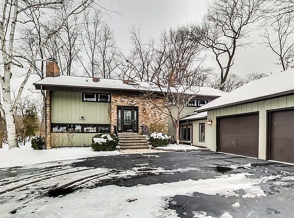 2nd image of 801 Hawthorne Ln