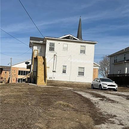 5th image of 305 W Main St