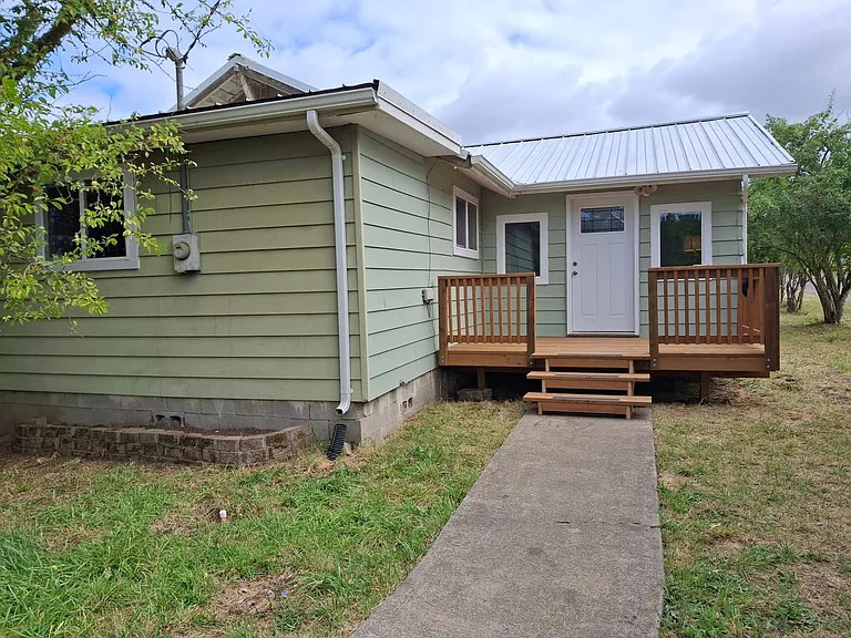 4500 NW McLoughlin Dr — Photo 1