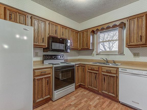 4th image of 4035 Crest Manor Dr