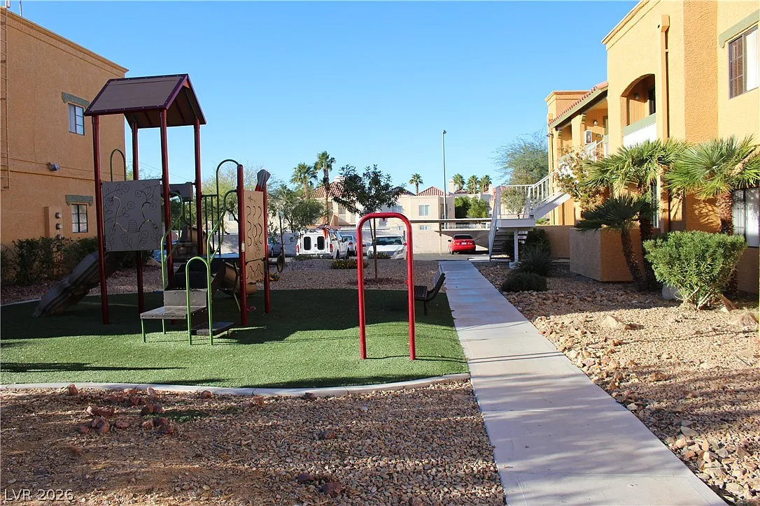 1 bed, 1.0 bath, 668 sqft, $1,095 — Photo 2