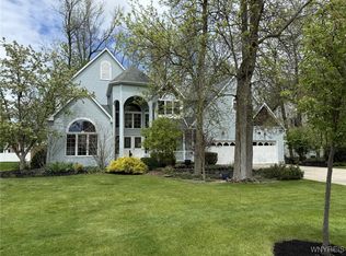 37 Dauphin Dr, Williamsville, NY 14221