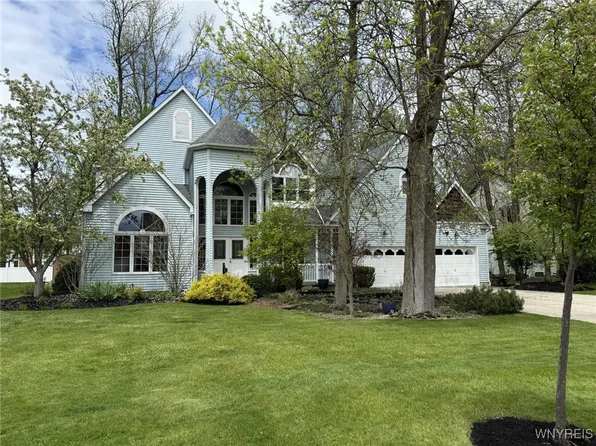 37 Dauphin Dr, Williamsville, NY 14221