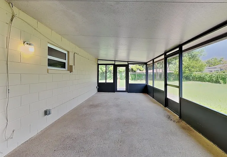 1016 Manchester Cir — Photo 17