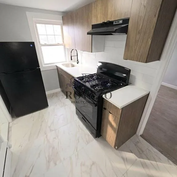 144-145 Vermont Ave #3 — Photo 2