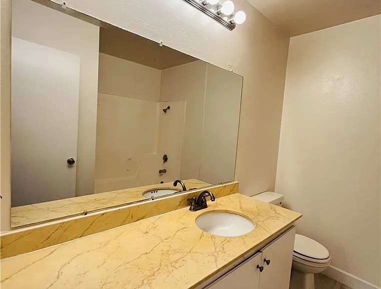 1001 W Macarthur Blvd — Photo 11