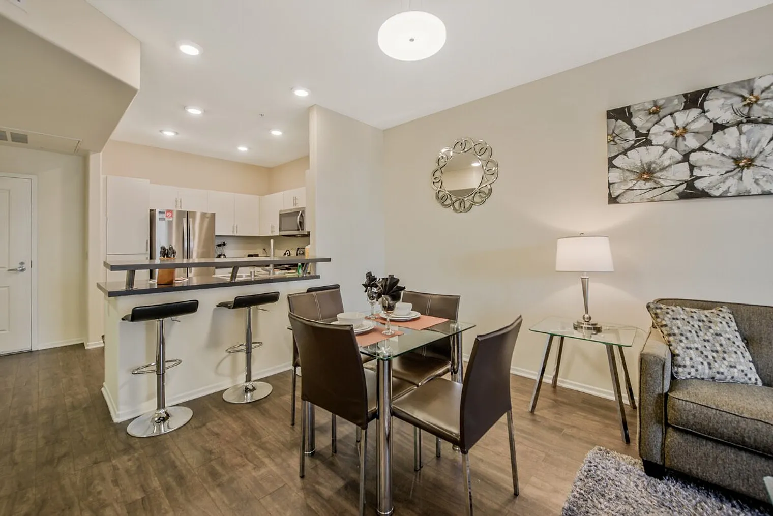 1 bed, 1.0 bath, 861 sqft, $6,532 — Photo 3