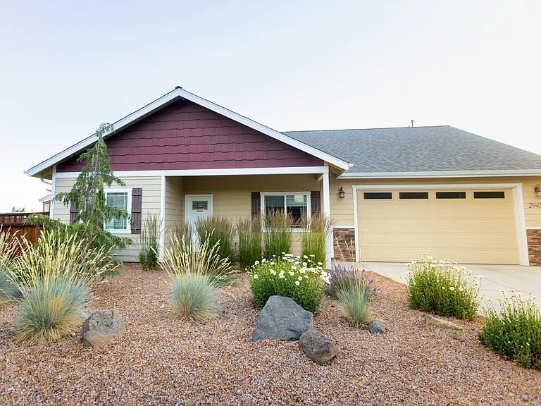 2943 SW Cascade Ave — Photo 1