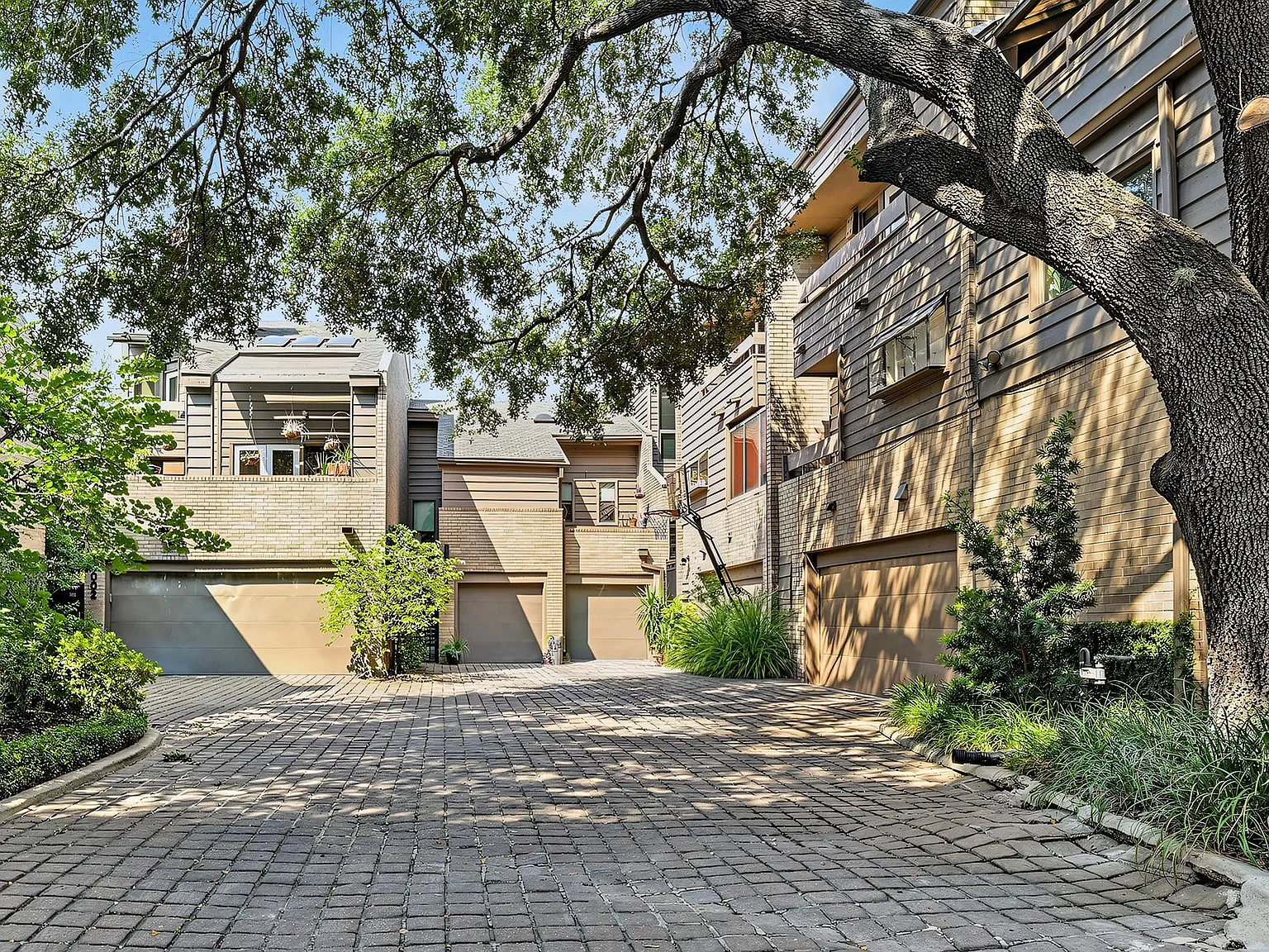 2 bed, 2.5 bath, 1817 sqft, $3,000 — Photo 2