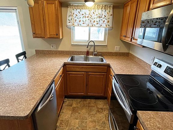 5th image of 39476 Parklawn Dr