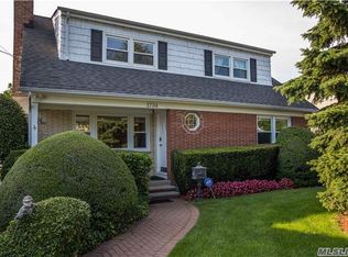 1734 Hancock St, Hewlett, NY 11557