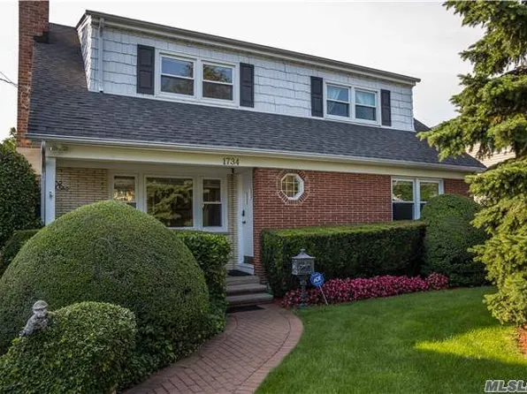 1734 Hancock St, Hewlett, NY 11557