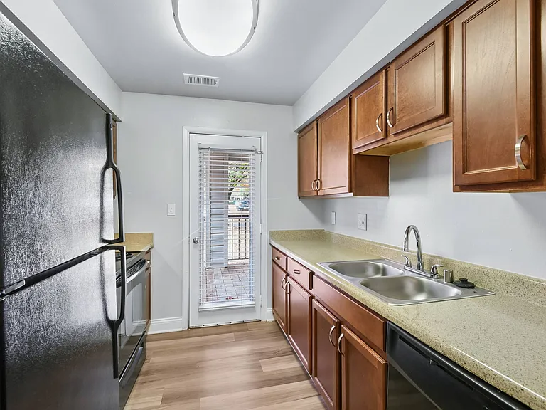 Poplar Glen — Photo 10
