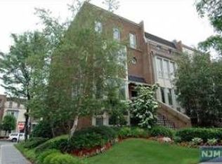 146 Kensington Dr #146, Fort Lee, NJ 07024