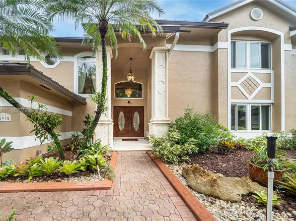 15935 NW 82nd Ct, Miami Lakes, FL 33016