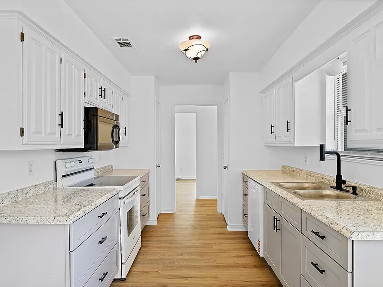 2604 Danny Ln — Photo 3