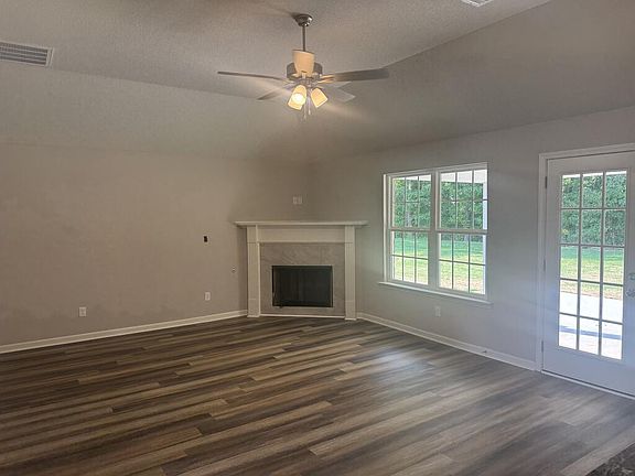 5th image of 465 Magnolia St