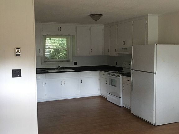5th image of 215 Blanch St