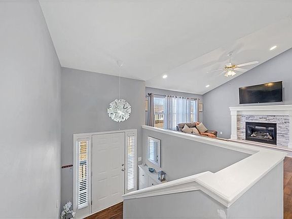 3rd image of 1216 N Parkway Dr