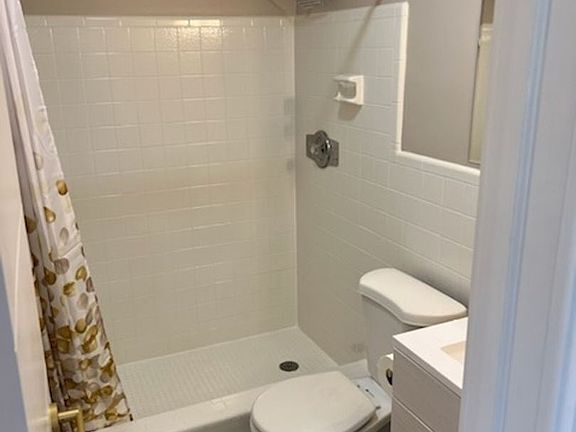4th image of 704 NE 23rd Dr APT 4