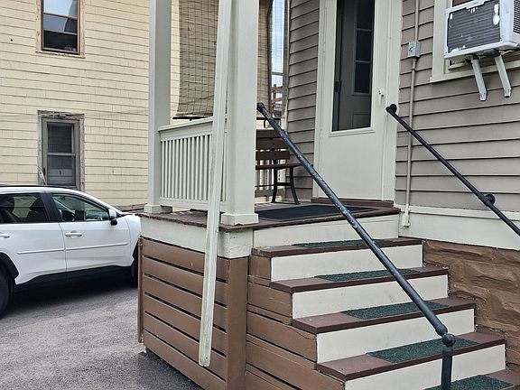 4th image of 2461 Fairview Ave Unit 1