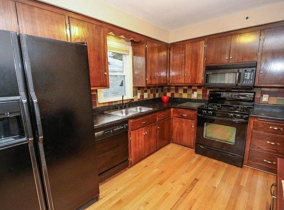 5th image of 558 N 106th St
