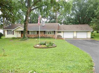 820 E High St, Farmer City, IL 61842