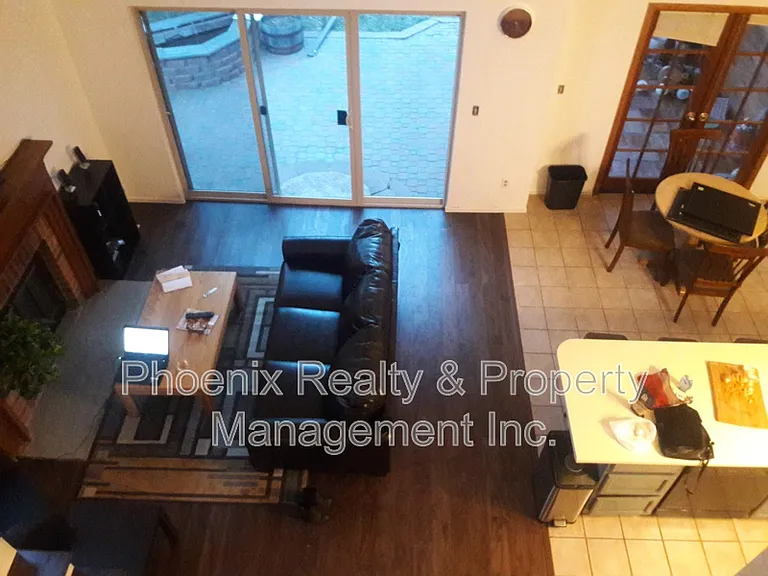919 Clover Cir — Photo 2
