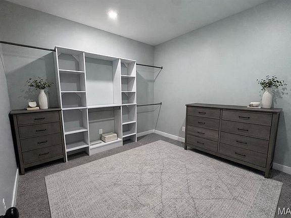 5th image of 426 Honeysuckle Dr