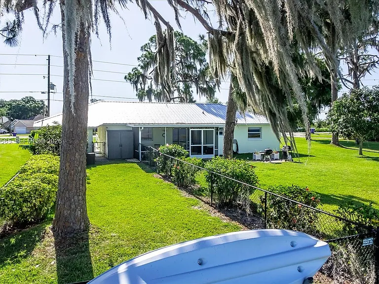 924 Lake Dr E — Photo 36