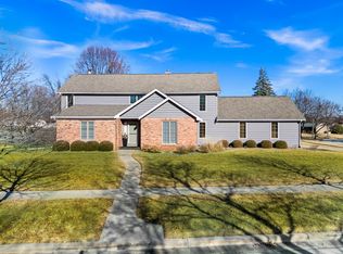 4 Woodbridge Blvd, Bloomington, IL 61704