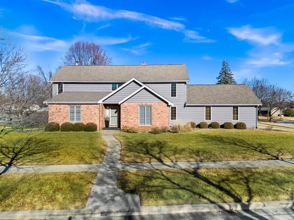 4 Woodbridge Blvd, Bloomington, IL 61704