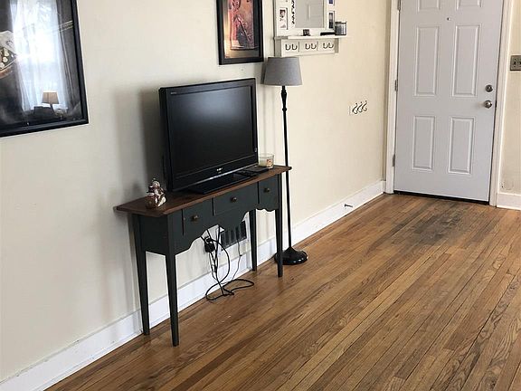 2nd image of 15 Lyric Ave