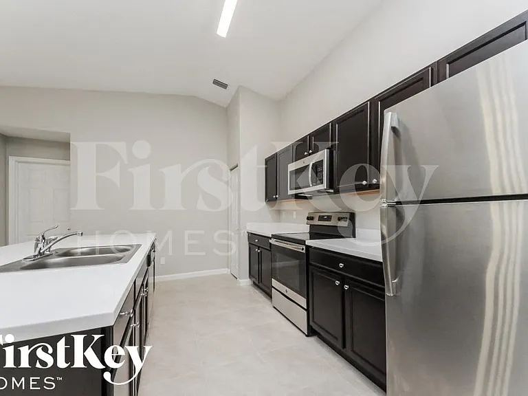 797 SW Hillsboro Cir — Photo 6