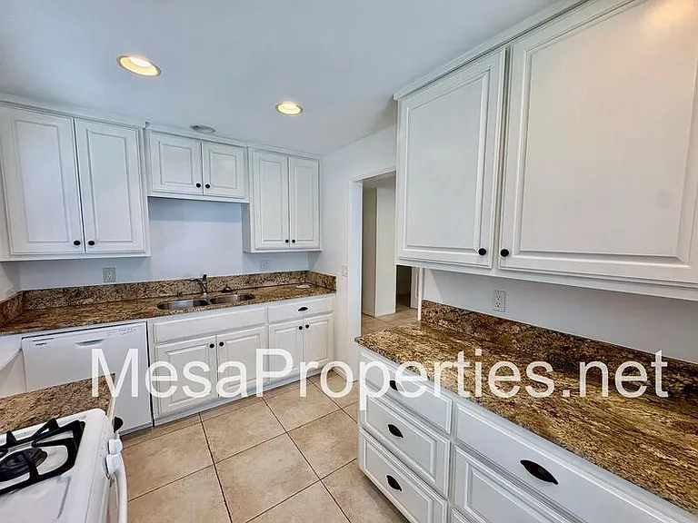 1480 N Mills Ave #BACK HOUSE — Photo 6