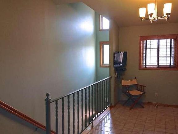 2nd image of 1517 Clarence Ct APT 6