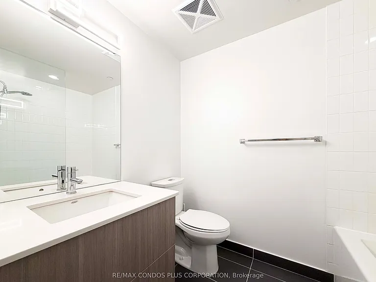 210 Simcoe St #2410 — Photo 11