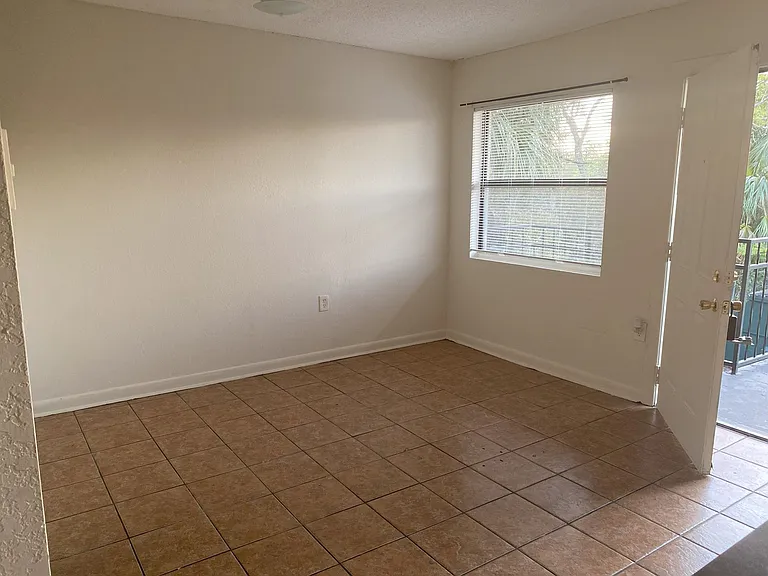 1030 W Walnut St — Photo 6
