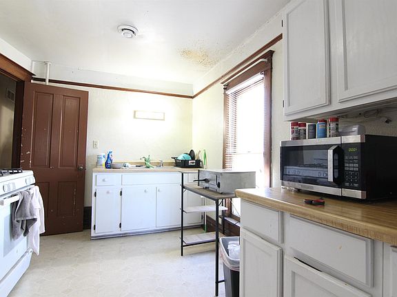 2nd image of 2122 Olive St