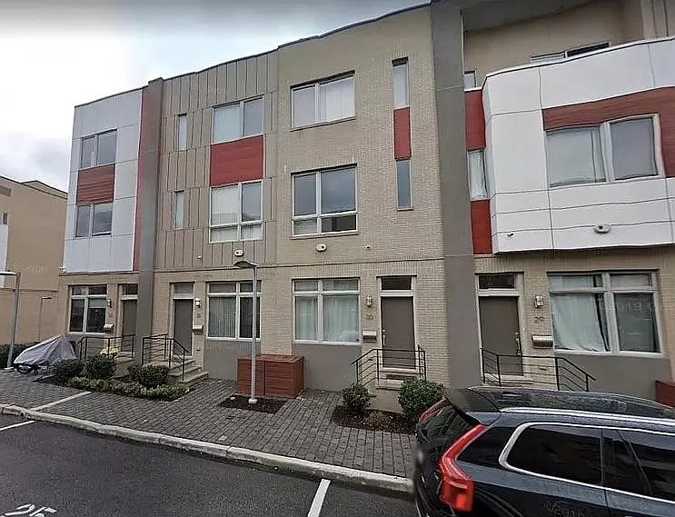 740 S Columbus Blvd — Photo 1