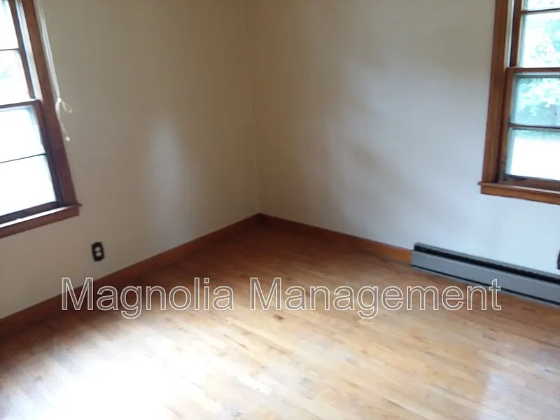 3 bed, 1.0 bath, $1,250 — Photo 2