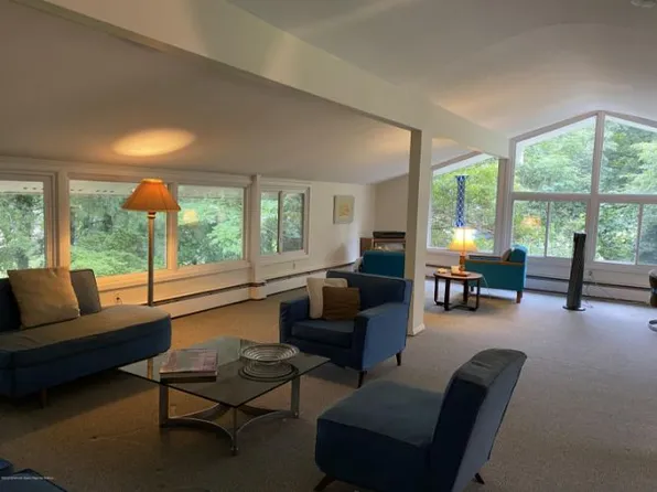 87 Monmouth Rd, Oakhurst, NJ 07755