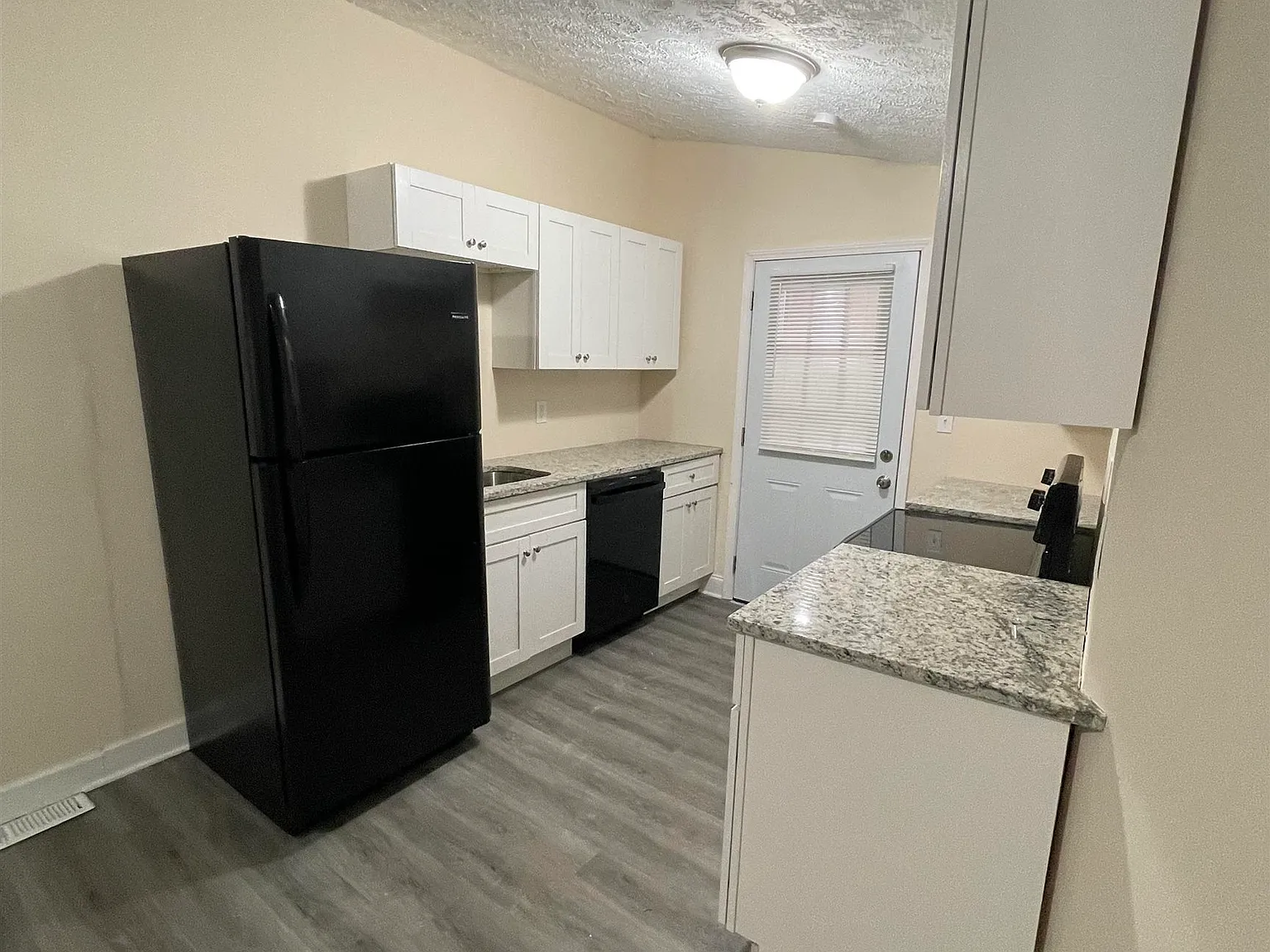 3 bed, 2.0 bath, $1,430 — Photo 2